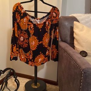 Venus Women’s off-the-shoulder fashion blouse with Paisley design.